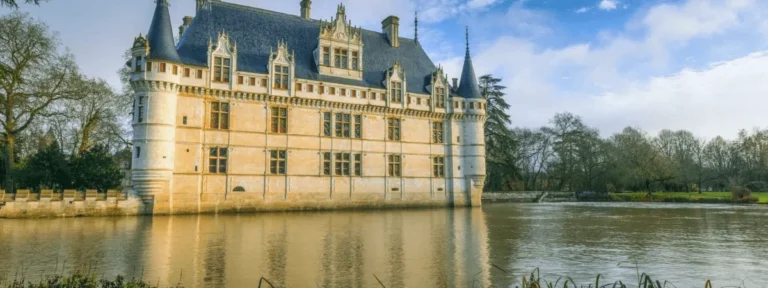 Le château d’Azay-le-Rideau au bord de l’eau, reflet d’élégance architecturale