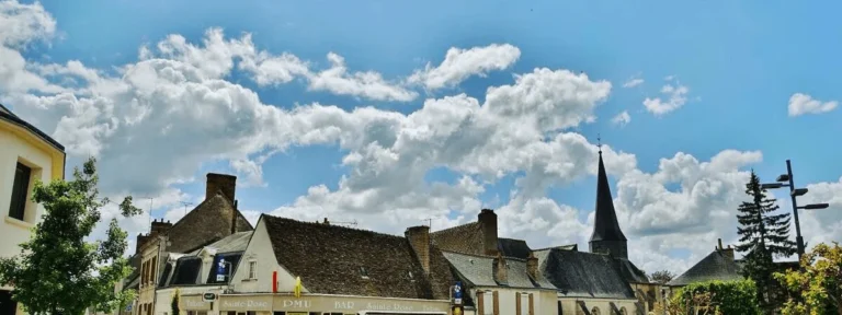Centre-ville de Ballan-Miré sous un ciel bleu parsemé de nuages