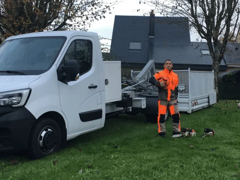 Rudy Capello élagueur professionnel devant un camion équipé pour les travaux d’élagage.